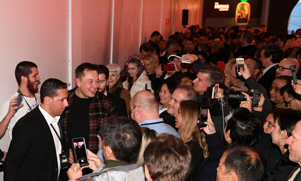 Unter großem Medieninteresse wurde der Tunnel eingeweiht. Allerdings lief nicht alles nach Plan.