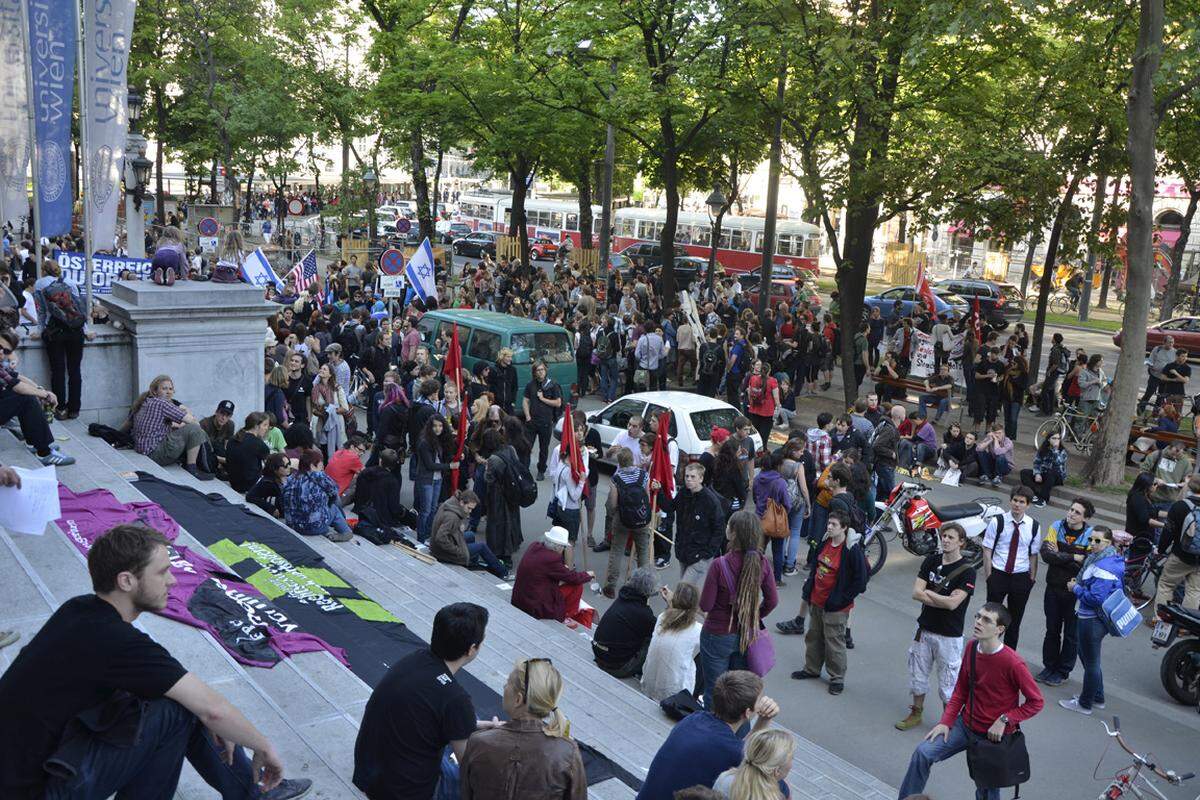 Startpunkt der Demonstration der "Offensive gegen rechts" war die Uni Wien. Ab 17 Uhr füllte sich der Platz vor der Universität allmählich. Aus Lautsprechern schallte "gegen Deutschland" (so ein Liedtext), Transparente und Fahnen für die Demonstration gegen das Totengedenken der Burschenschaften wurden vorbereitet.