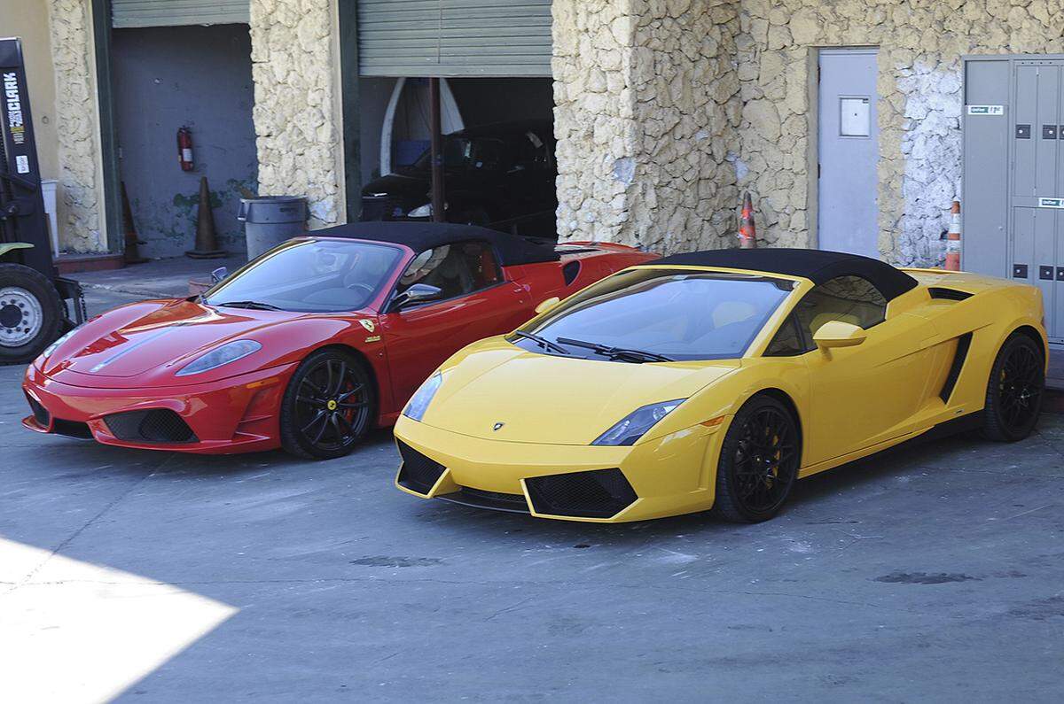 Nach Behördenangaben beteiligte sich der 19-Jährige in einem gemieteten gelben Lamborghini an einem sogenannten Drag Race, ein Beschleunigungsrennen auf gerader Strecke. Bekannte des Sängers hätten dafür eine öffentliche Straße in einem Wohngebiet von Miami Beach blockiert. Bieber trat gegen den Rapper Khalil Amir Sharieff an.