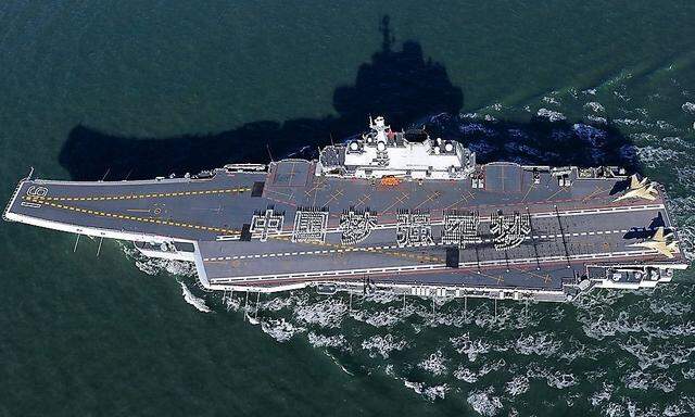 Der chinesische Flugzeugträger "Liaoning" von oben.