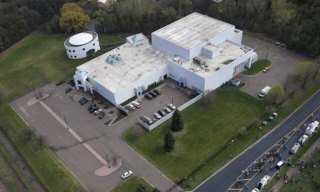 April 21 2016 Chanhassen MN U S Media and fans gathered outside of Paisley Park Studios in C