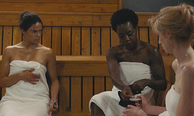 Veronica (Mi., Viola Davis) rekrutiert die Frauen der toten Mitstreiter ihres Lebensgefährten für einen Beutezug, in der Saune sitzt sie hier mit Linda (Michelle Rodriguez) und Alice (Elizabeth Debicki, v. l.).