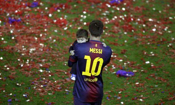 Fußballer Lionel Messi und Ehefrau Antonella Roccuzzo werden 2018 zum dritten Mal Eltern. Der 30-jährige Superstar des FC Barcelona hatte seine Jugendliebe erst im Juli in ihrer argentinischen Heimatstadt Rosario geheiratet.