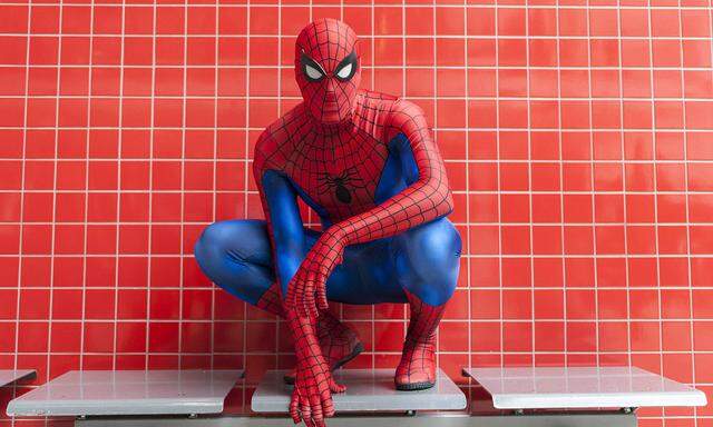 Ein Spider-Man-Fan bei einer Comic-Messe in Kostüm