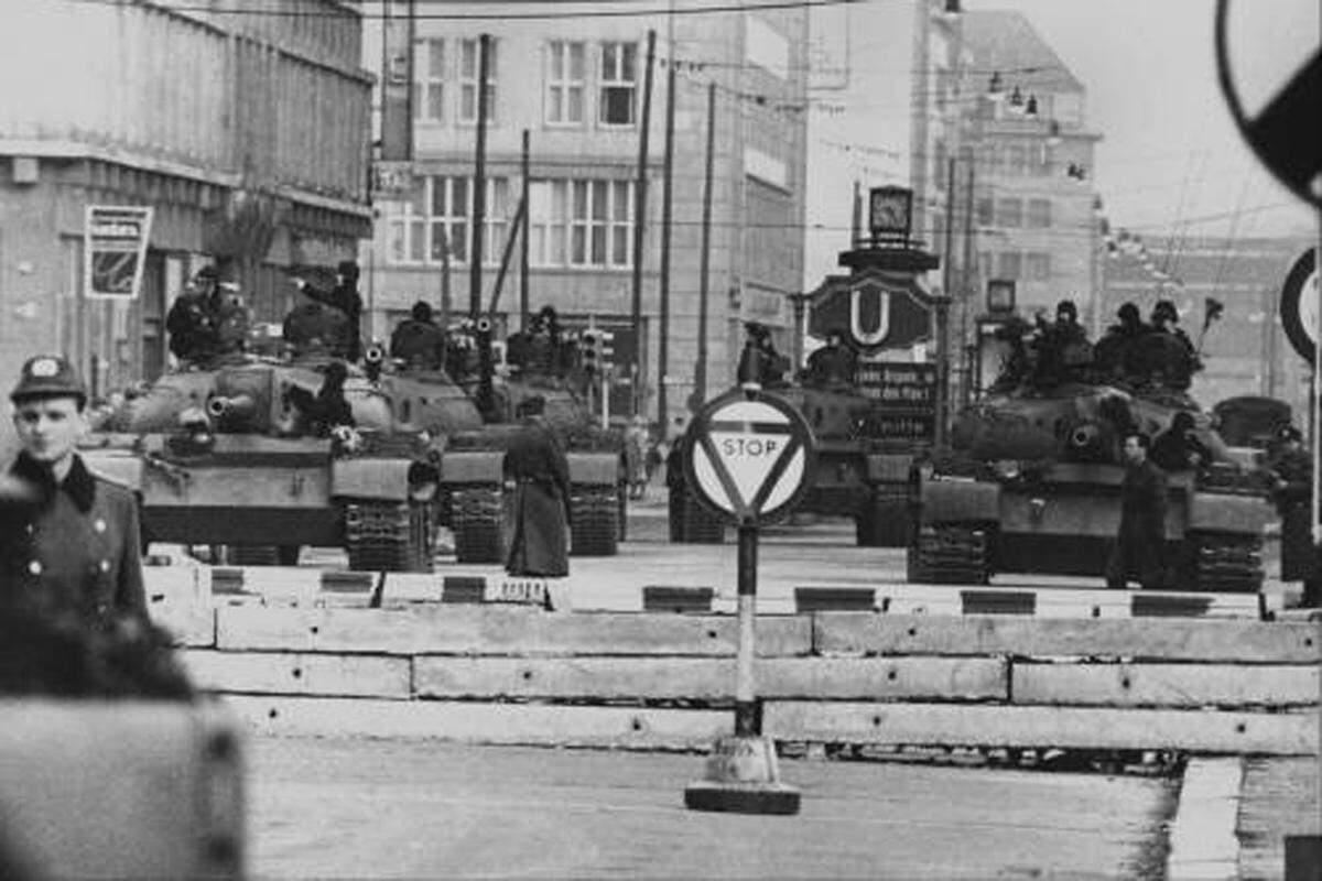 Trotzdem gilt der Gipfel offiziell nicht als gescheitert. Als durchschlagender Erfolg kann er im Rückblick freilich nicht gewertet werden: Am 15. August 1961, zweieinhalb Monate nach Ende des Gipfels, beginnen die Sowjets mit der Errichtung der Berliner Mauer.