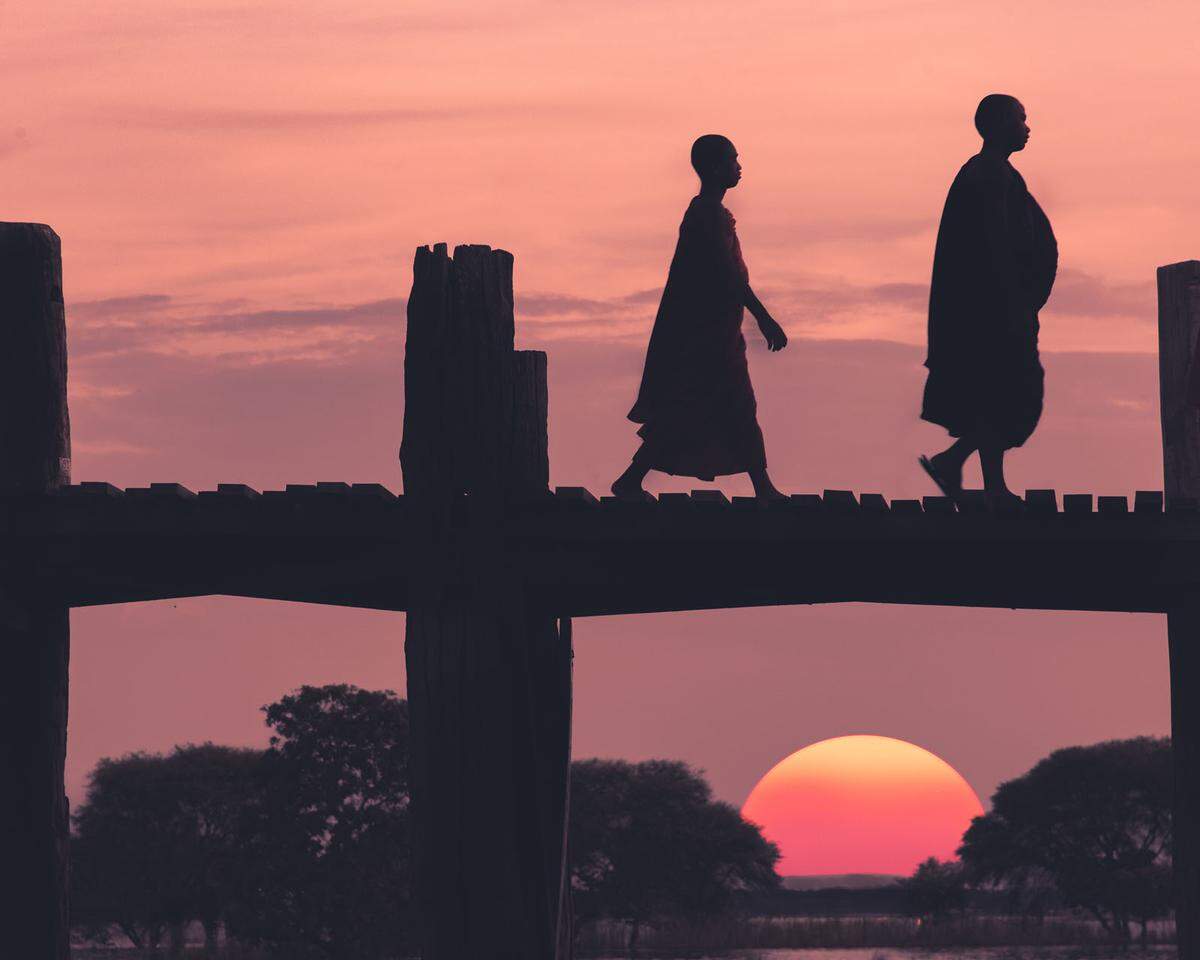 "Zwei Buddhisten gingen bei Sonnenuntergang friedlich über die Brücke. Die Atmosphäre, die Farben und die Motive erinnern mich an ein friedliches Gefühl. Bis heute ist dies immer noch eines meiner Lieblingsfotos, die ich je gemacht habe", schreibt ein Niederländer zu seinem Foto, das in Myanmar entstanden ist.