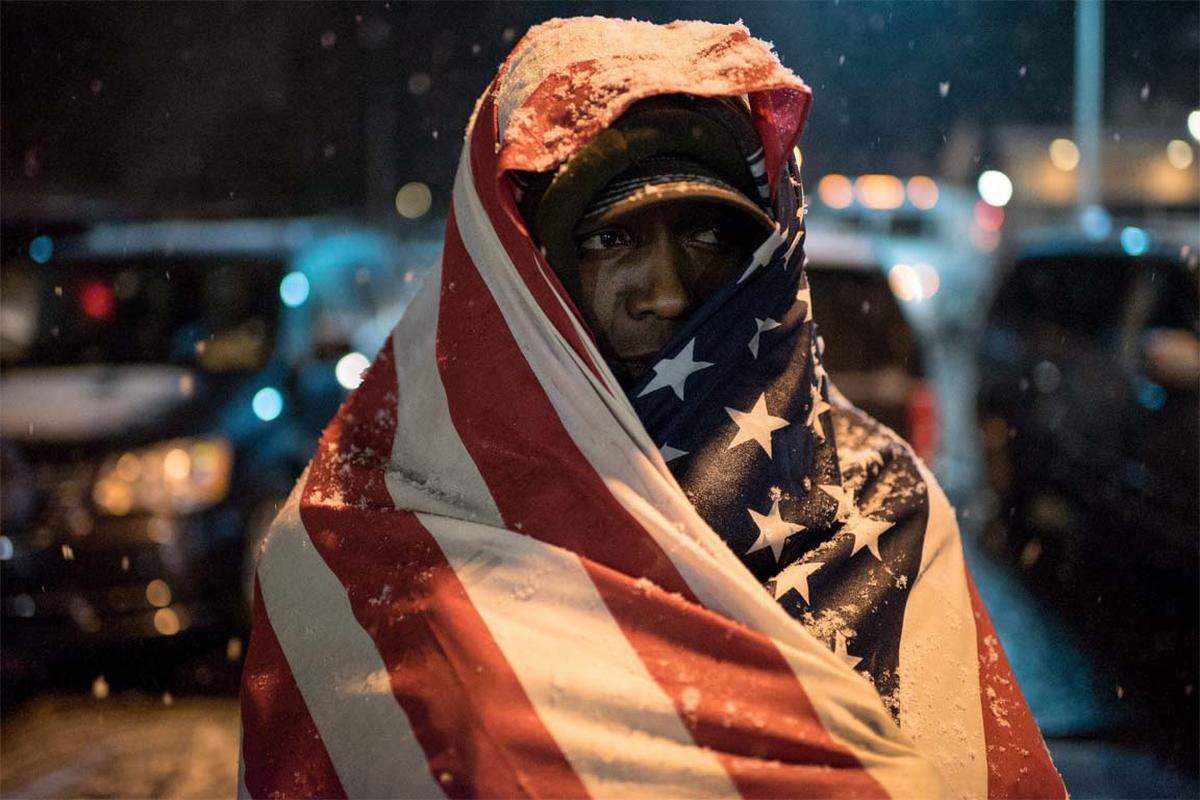 Ein Demonstrant vor der Polizeistation in Ferguson.