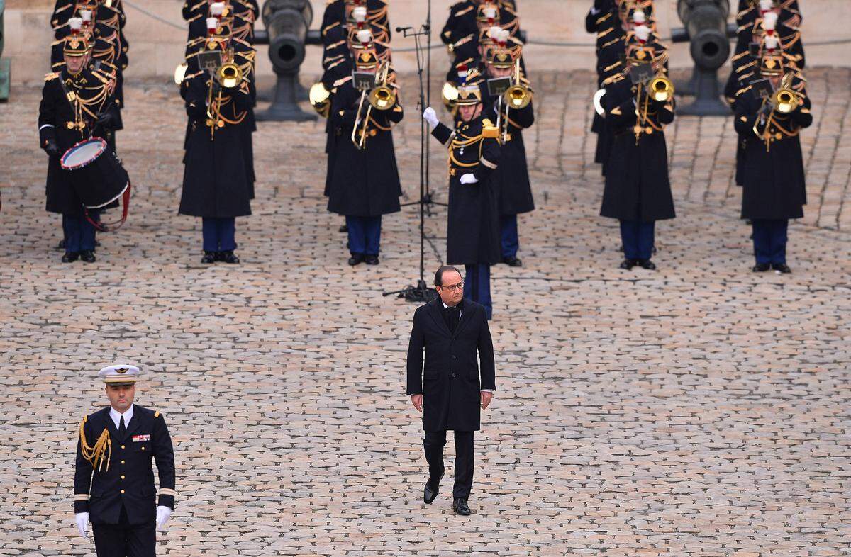 "Wir werden weder der Angst noch dem Hass nachgeben", sagte Hollande. Frankreich werde bleiben, wie es ist. Es werde "mehr Lieder, Konzerte, Aufführungen" geben, "wir werden weiterhin in die Stadien gehen". Zugleich stellte er die Vernichtung des IS in Aussicht: "Ich verspreche, dass Frankreich alles tun wird, um diese Armee von Fanatikern, die für diese Verbrechen verantwortlich sind, zu zerstören."  