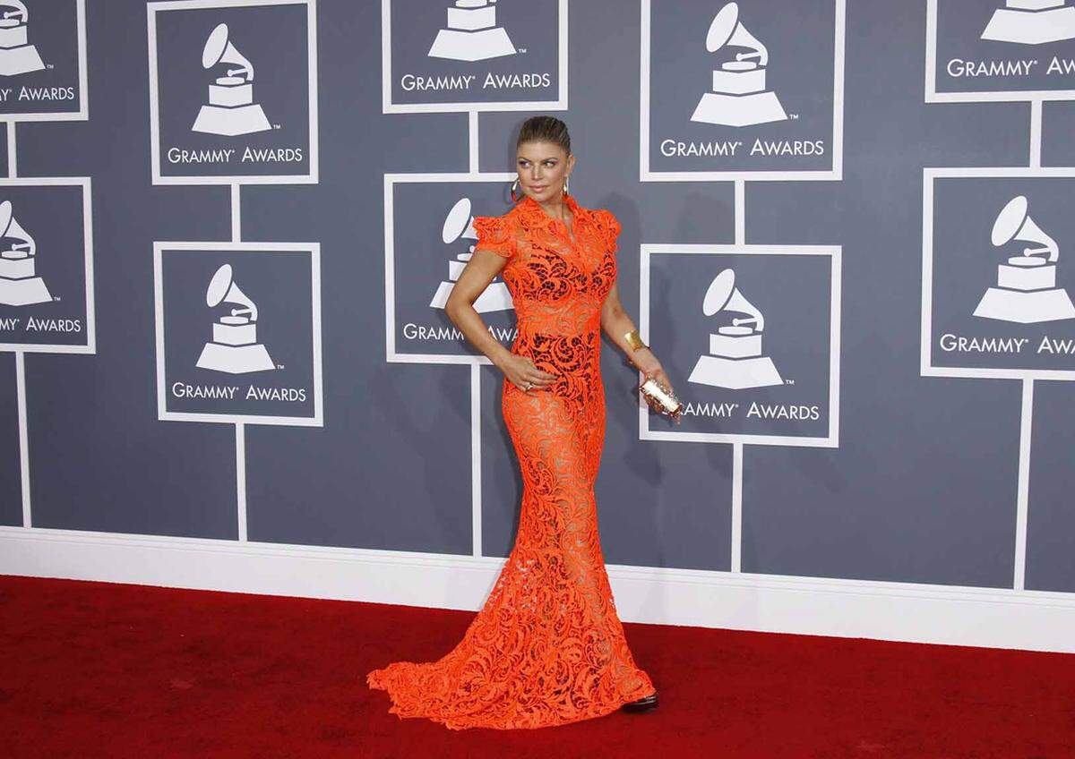 Sängerin Fergie kombinierte schwarze Unterwäsche zum orangen Kleid.