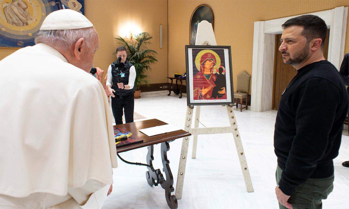 13. Mai. Der ukrainische Präsident Wolodymyr Selenskij besucht im Zuge seines Rom-Aufenthalts auch Papst Franziskus. Die beiden Männer tauschten Geschenke aus.