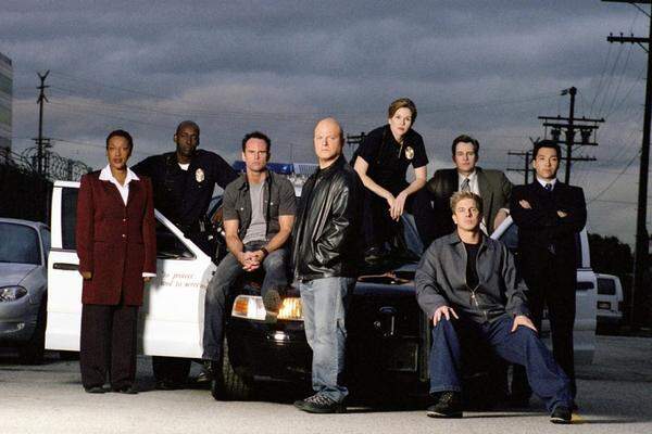 von 2002 bis 2008 | Sieben Staffeln Die Ensemble-Serie, die durch Handkamera-Einsatz einen Dokumentarcharakter hatte, hob Polizistenserien auf ein neues Niveau. Angesiedelt in Los Angeles erzählt "The Shield – Gesetz der Gewalt" von Polizeiarbeit und versucht dabei authentisch zu sein. Ihr geht es weniger um einzelne Fälle, sondern um Gang-Kriminalität. "The Shield" findet sich in vielen Serien-Bestenlisten, und wurde 2003 sogar mit dem Golden Globe für die Beste Drama-Serie ausgezeichnet. Beim Emmy war sie in der Kategorie nicht einmal nominiert.