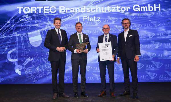 Auszeichnung 1. Platz Großbetriebe für die Tortec Brandschutztor GmbH (v.l.) WKÖ-Präsident Harald Mahrer, Tortec-Geschäftsführer Martin Biehl und Vertriebsleiter Johannes Humer sowie Styria Media-Vorstand Bernhard Kiener.