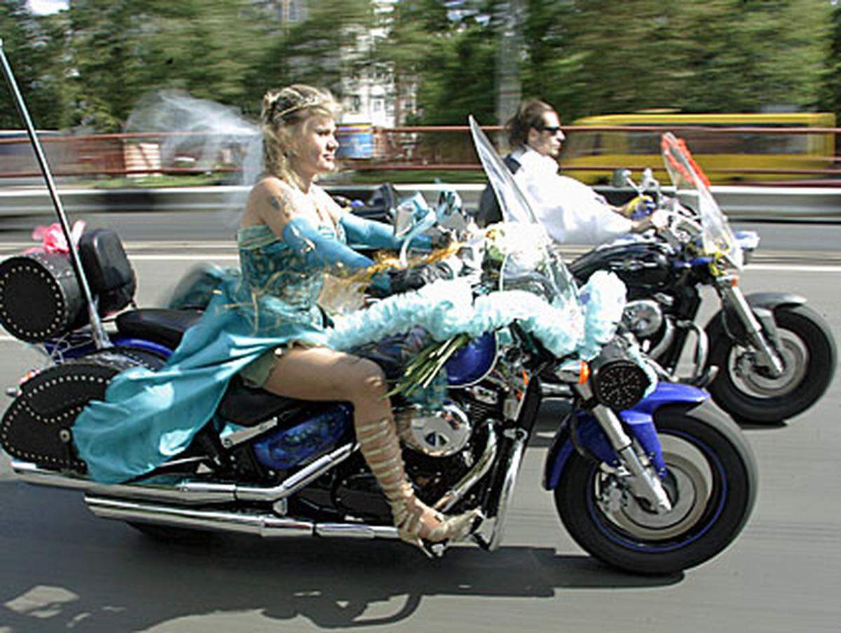 Dieses ukrainische Paar liebt es rasant und heiratet während einer wilden Fahrt auf dem Motorrad. Etwas Energie sollten sie aber noch für die Hochzeitsnacht aufsparen.