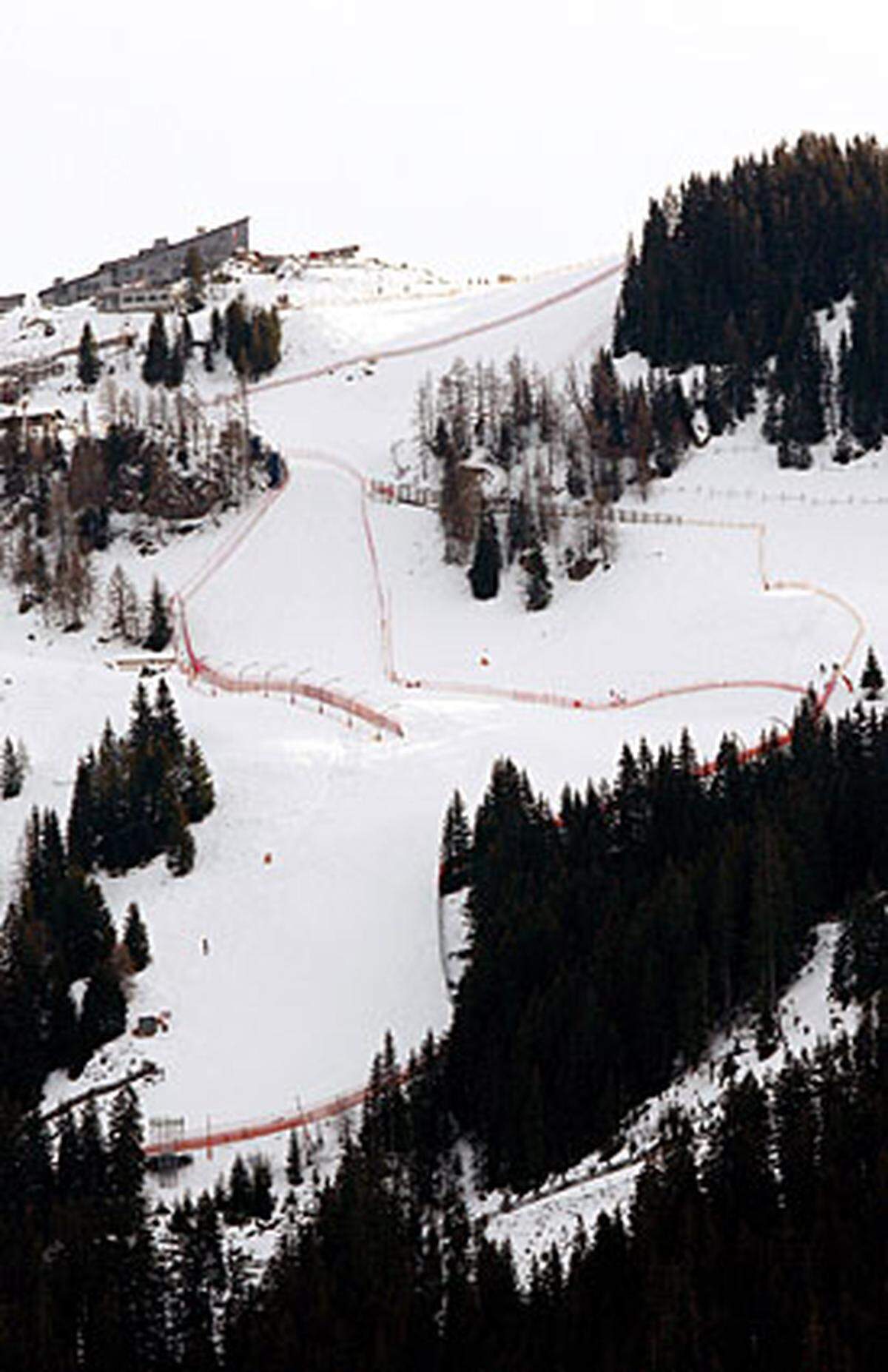 Die Streif in Kitzbühel gehört zu den schwierigsten und gefährlichsten Skirennstrecken der Welt. Vor allem von den Abfahrern wird jede Menge Mut verlangt. "Du stehst am Start, schaust runter – und hast das Gefühl, ein Turmspringer zu sein" meinte der Italiener Roland Thöni einmal.  Immer wieder scheitern Skifahrer aber an der anspruchsvollen Piste. Zahlreiche Unfälle sicherten der Streif den Ruf als "Höllenritt".