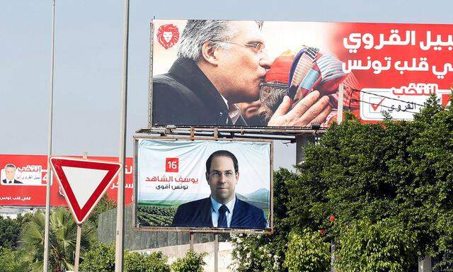 Nabil Karoui (oberes Plakat) steht im Mittelpunkt der Debatte des Wahlkampfs in Tunesien. Anhänger fordern die Freilassung des Medienmoguls, der sich als Volkstribun inszeniert und via Facebook seine Kampagne aus dem Gefängnis führt. 