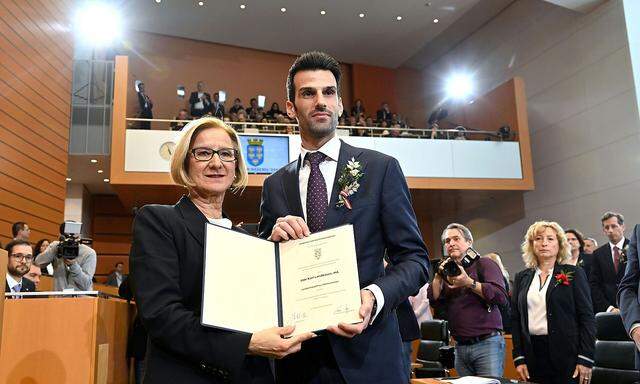 Johanna Mikl-Leitner (ÖVP) und Udo Landbauer (FPÖ) im St. Pöltener Landtag am 23. März 2023.