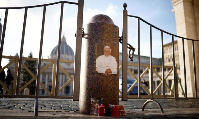 Der Vatikan trauert:  Auf dem Petersplatz in Rom wird des verstorbenen Ex-Papsts Benedikt XVI. gedacht.
