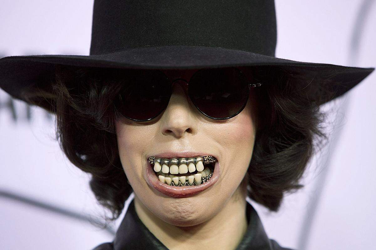 Das Pop-Chamäleon hatte sich - in Halloween-Manier - mit falschen Zähnen, Perücke und Hut bis zur Unkenntlichkeit verkleidet.