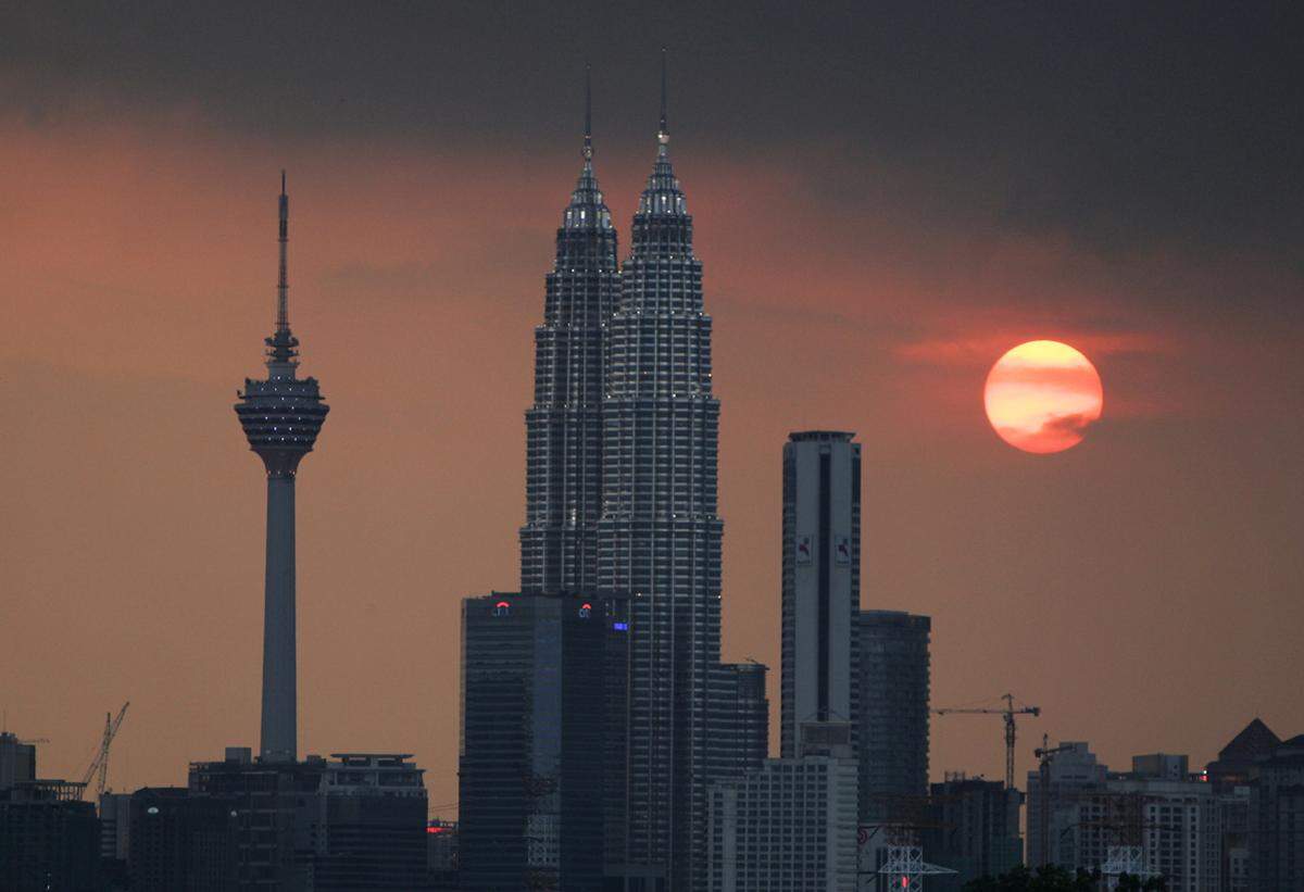 Kuala Lumpur, Malaysia. Die Zwillingstürme waren mit einer Höhe von 452 Meter einmal das höchste Gebäude der Welt. Mittlerweile wurden sie von einigen Wolkenkratzern überholt, allen voran von Burj Khalifa in Dubai. Die Verbindung zwischen den Bürotürmen des gleichnamigen malayischen Erdölkonzerns ist die sogenannte Skybridge, sie wird nur einmal am Tag für rund 1200 Gäste geöffnet.