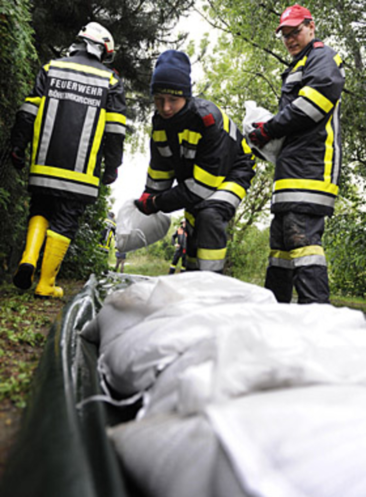 Die Niederschläge führten zu zahlreichen Straßensperren. "Im Minutentakt kommen neue Meldungen herein", schildert Dieter Campregher vom der ÖAMTC-Informationszentrale am Mittwoch. Bei Gebäuden und an Flüssen wurden Sandsäcke als mobiler Hochwasserschutz verlegt, Keller und Garagen mussten ausgepumpt werden.