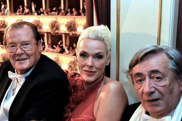 Nach der Causa Ruby, für die Lugner mehrfach gerügt wurde, ging er es im Jahr darauf etwas ruhiger an, seine Gäste waren der ehemalige James Bond-Darsteller Roger Moore und "Dschungelcamp"-Gewinnerin Brigitte Nielsen.