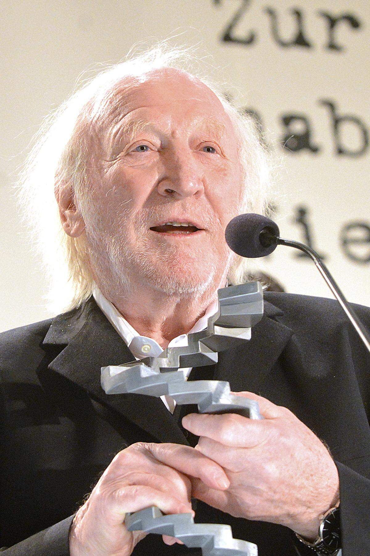 Auch Karl Merkatz wurde beim Österreichischen Filmpreis, der zum dritten Mal vergeben wurde, ausgezeichnet. Der 82-Jährige wurde für seine Rolle in "Anfang 80" zum besten Hauptdarsteller gekürt und erhielt einen lang anhaltenden Applaus der rund 1000 Gäste.