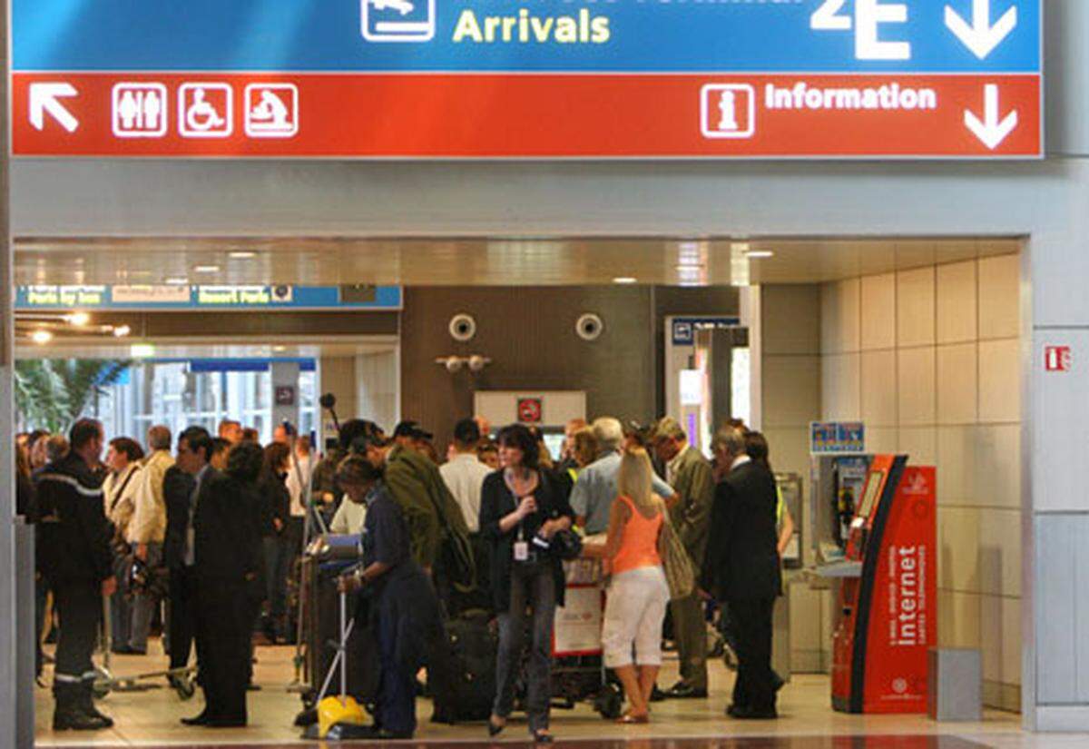 Angehörige warteten auf dem Pariser Flughafen Charles de Gaulle auf nähere Informationen.