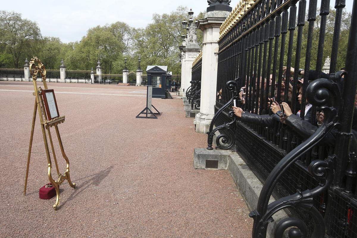 Vor dem Buckingham-Palast, Dienstsitz von Queen Elizabeth II. (89), wurde nach alter Tradition eine Staffelei mit der frohen Kunde aufgestellt.