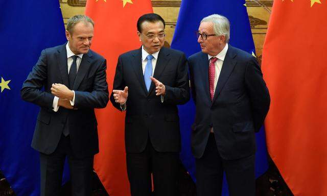 EU-Ratspräsident Tusk, Chinas Premierminister Li Keqiang, Kommissionspräsident Juncker (von links) am Montag in Peking.