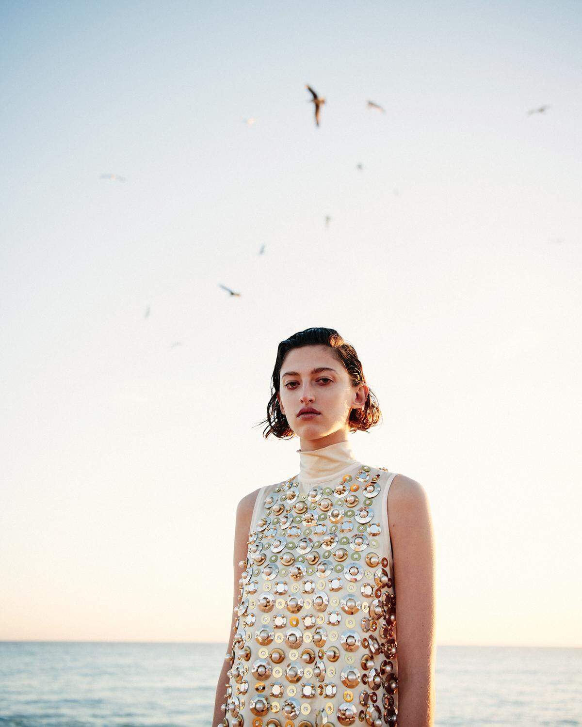 Kleid mit Applikationen von Miu Miu. Im Fischerhafen des kleinen Ortes Armação de Pêra an der Algarve entstand unsere Fotostrecke: Auch im Winter herrschen im Süden Portugals angenehme Temperaturen. Nur 30 Meter vom Meer entfernt befinden sich die pittoresken Ferienhäuser der Anlage Vila Aldeamento do Levante, zu buchen über www.aldeamento.pt.