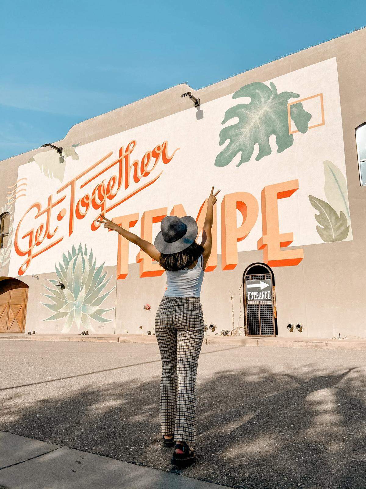 Das Restaurant Social Wall in Tempe ziert das „Get together Tempe“ Mural von der lokalen Künstlerin Morgan Delaney, die 14 Tage brauchte, um das Mural fertigzustellen. Gerade während der COVID-19 Lockdown-Phase erinnert die Botschaft daran, dass die Bewohner Tempes bald wieder als Gemeinschaft vereint sein werden.   