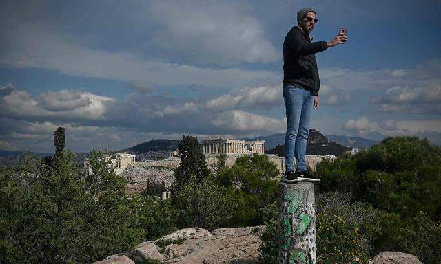 Selfie mit Akropolis in Athen: in Griechenland blickt man besorgt auf die nächsten Wochen in der Coronapandemie.