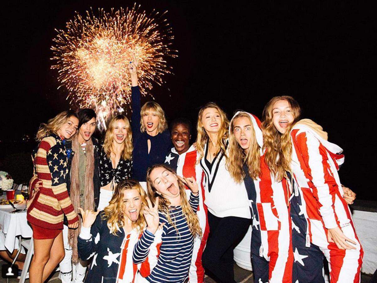 Taylor Swift lud all ihre Freunde zu einer Party in ihr Haus auf Rhode Island.