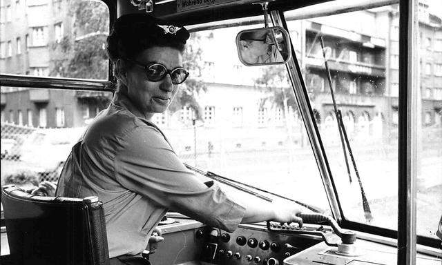  Großaufnahme einer der ersten Straßenbahn-fahrerinnen Wiens bei der Arbeit aus dem Jahr 1970.