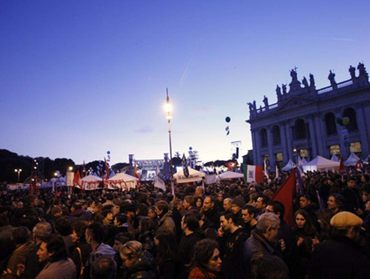 Auch kommunistische Gruppierungen und die Oppositionspartei "Italien der Werte" schlossen sich der Demonstration an.