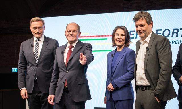 Was zeigt die Ampel in Deutschland an? Annalena Baerbock und Robert Habeck (Grüne) sowie Olaf Scholz (SPD) und Christian Lindner (FDP) führen die neue Bundesregierung an. 