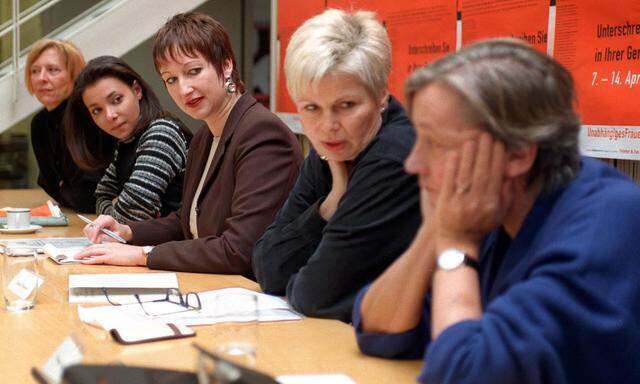 Pressekonferenz zum Frauenvolksbegehren am 19. März 1997 mit Käthe Kratz, Sandra Cervik, Eva Rossmann, Elfriede Hammerl und Christine Nöstlinger (v. l.).