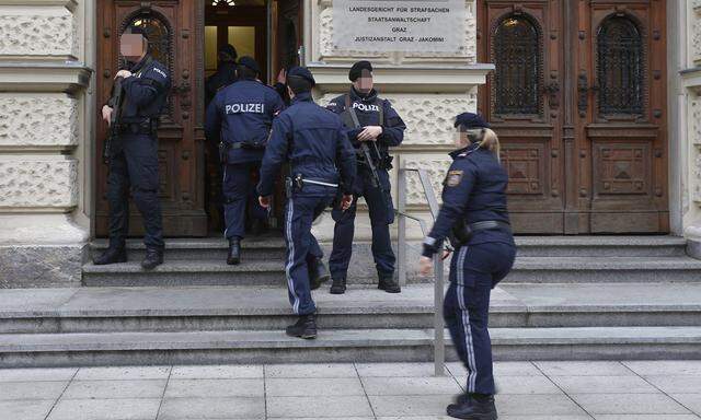 Archivbild: Polizeiaufgebot vor dem Grazer Gericht zum Prozessauftakt im Februar