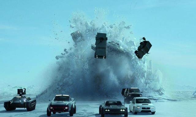 Breitwandautodrom: In manchen Szenen von „Fast & Furious 8“ spielen nur mehr die Autos die Hauptrollen.