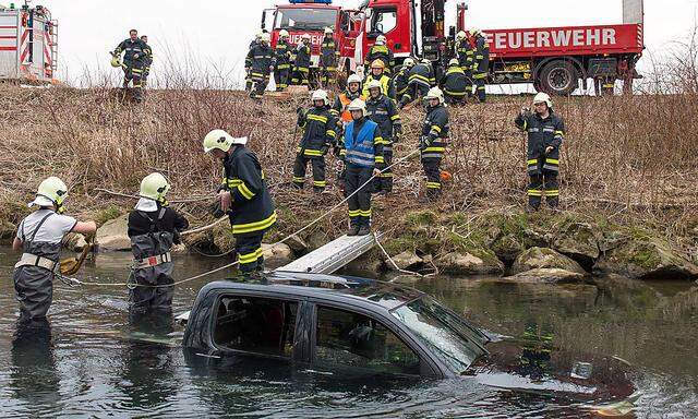 Zwei Frauen stürzten mit dem Auto in die Krems.