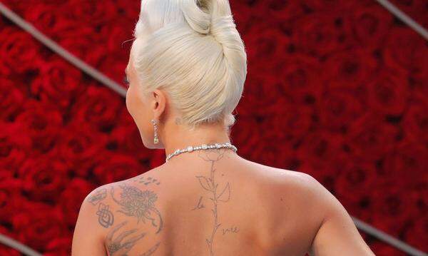 Weiter mit der gestochenen Schönheit. Auch Lady Gaga nutzte die Gelegenheit, um ihre neue Liebeserklärung an Edith Piafs "La vie en rose" zu präsentieren.
