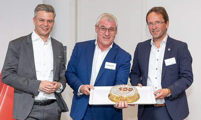 Eine Torte zum Jubiläum überreichten Thomas Arnoldner, Group CEO A1  Telekom (links), und Alfred Mahringer, Director HR A1 Telekom (rechts), an hr-lounge-Gründer Josef Buttinger.