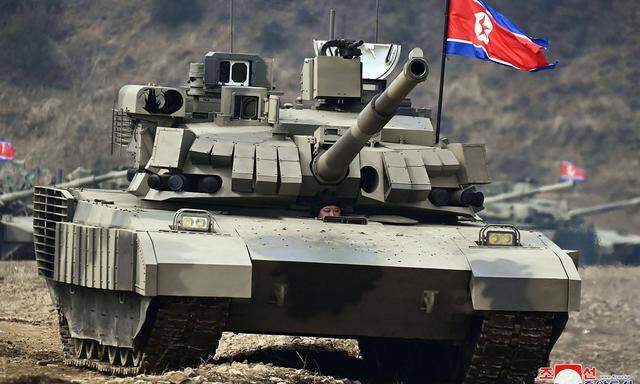 Kim Jong-un auf einem Panzer.