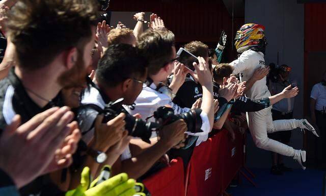 Lewis Hamilton jubelt mit Fans