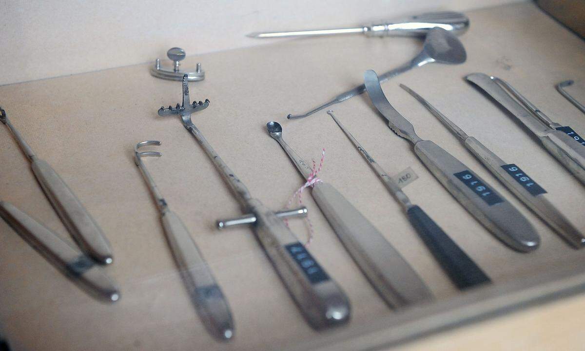 . . . historische chirurgische Instrumente sowie eine Bilder- und eine Handschriftensammlung.