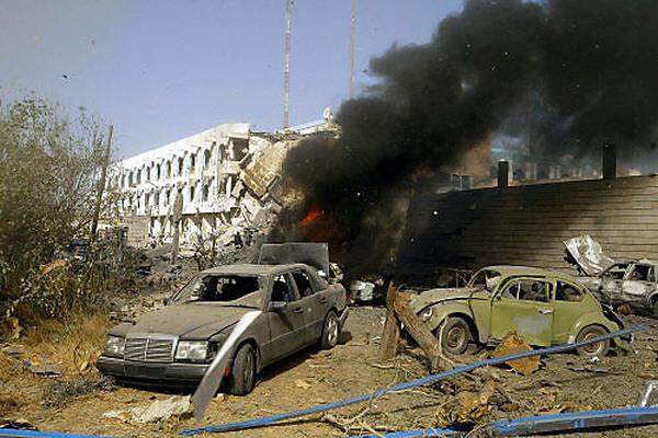 Am 19. August 2003 sterben der UN-Sondergesandte Sergio Vieira de Mello und 21 weitere Menschen bei einem Anschlag auf das Bagdader UN-Hauptquartier. Das Attentat ist ein Vorbote für die kommenden, blutigen Jahre im Irak. Im Untergrundkrieg ehemaliger Saddam-Gefolgsleute gegen die US-Truppen mischen zunehmend jihadistische Gruppen mit, die nicht nur Soldaten, sondern auch internationale Helfer attackieren.  