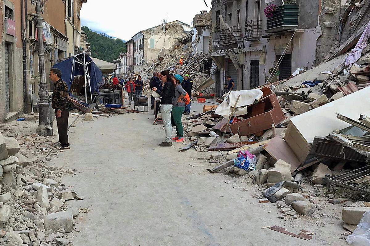 Die Häuser im Stadtzentrum von Amatrice wurden schwer in Mitleidenschaft gezogen. "Amatrice existiert nicht, die Gemeinde ist eine Stadt in Trümmern", sagte Bürgermeister Sergio Pirozzi.