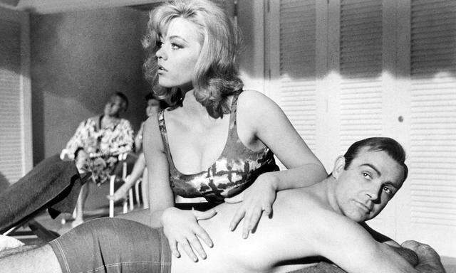 GOLDFINGER, Margaret Nolan, Sean Connery, 1964 PUBLICATIONxINxGERxSUIxAUTxONLY Copyright: xCourtesyxEverettxCollectionx