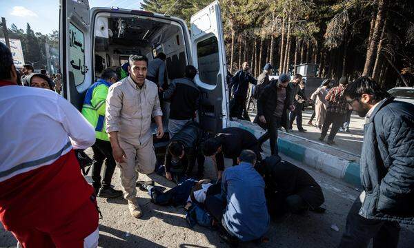 Rettungskräfte versorgen Verletzte nach den Explosionen in Kerman.