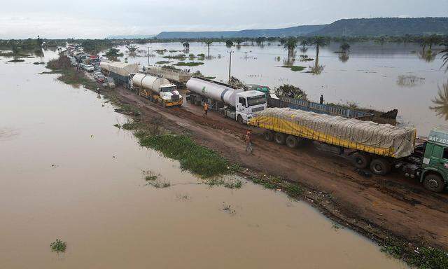 Hochwasser bricht über die Ufer und überflutet die Straße und die Häuser in Lokoja, Nigeria.